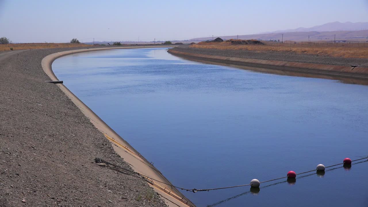el acueducto de california lleva agua a la sequía plagada de california
