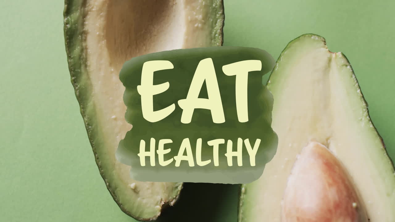 녹색 배경에 반으로 은 아보카도 위에 건강한 텍스트를 먹는 애니메이션