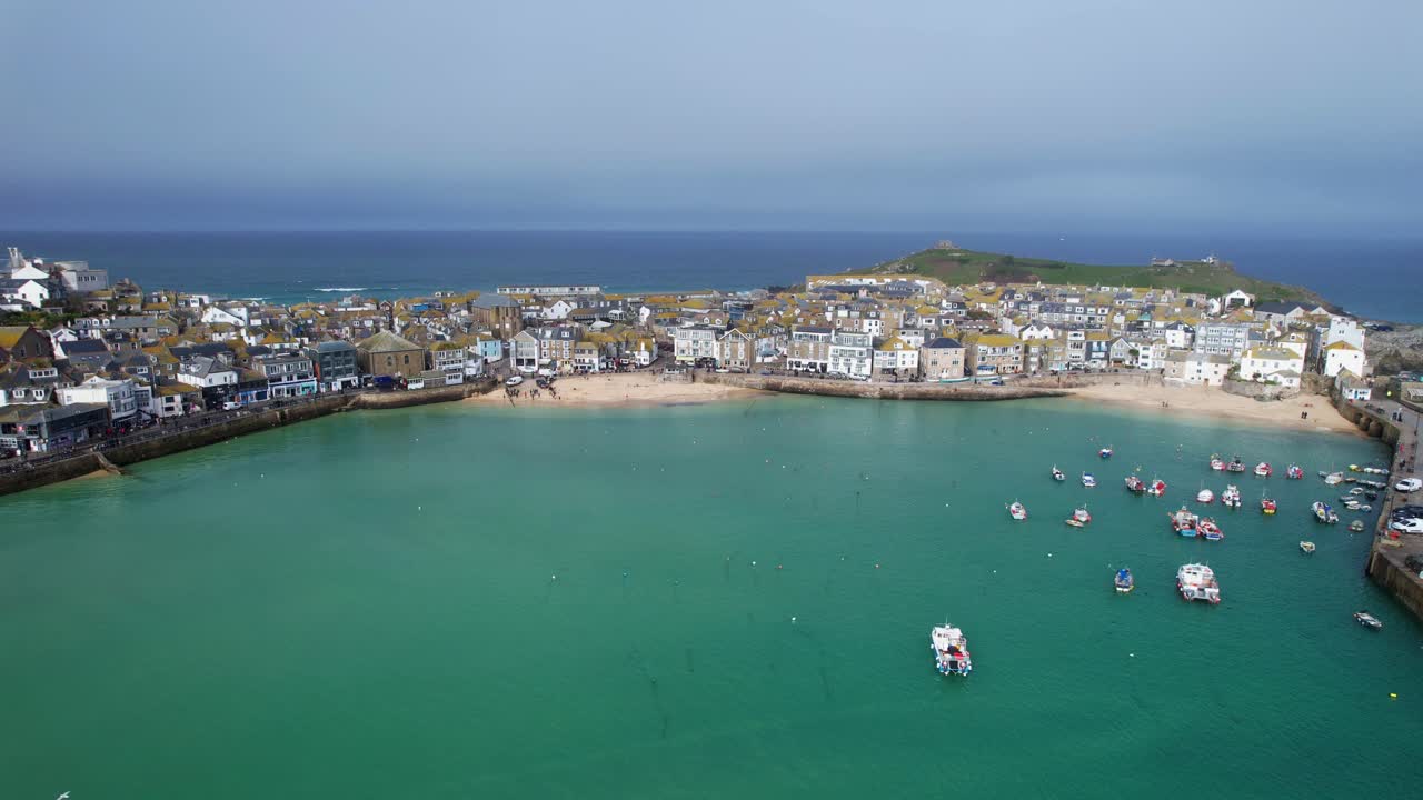 영국 남서부의 아름다운 여름 날에 티르코이스 물과 보트와 함께 스티브스 해안 도시 항구를 내려다보는 경치적인 전망
