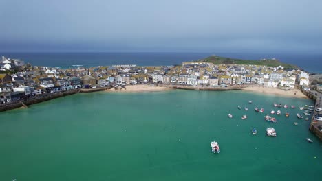 Malerische-Aussicht-Auf-Den-Hafen-Der-Küstenstadt-St.-Ives-Mit-Türkisfarbenem-Wasser-Und-Booten-An-Einem-Wunderschönen-Sommertag-Im-Südwesten-Englands-Mit-Einer-Luftaufnahme-Einer-Drohne