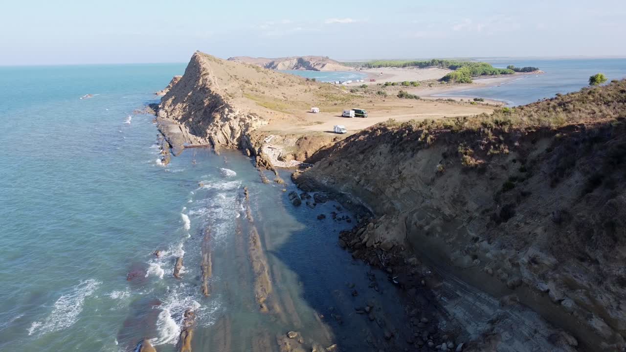 playa de porto novo, zvernec, vlore, albania - vista aérea de drones de la costa rocosa con autocaravanas, autocaravanas y furgonetas