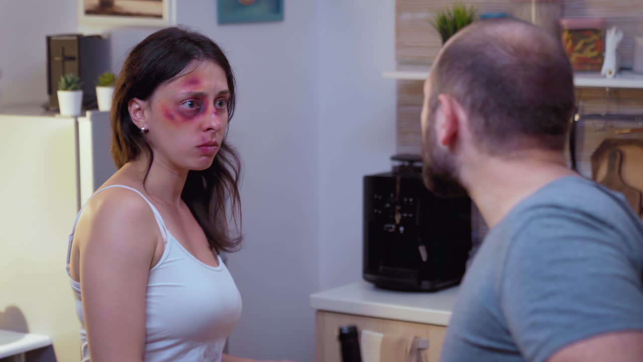 una mujer traumatizada le grita a un hombre borracho.