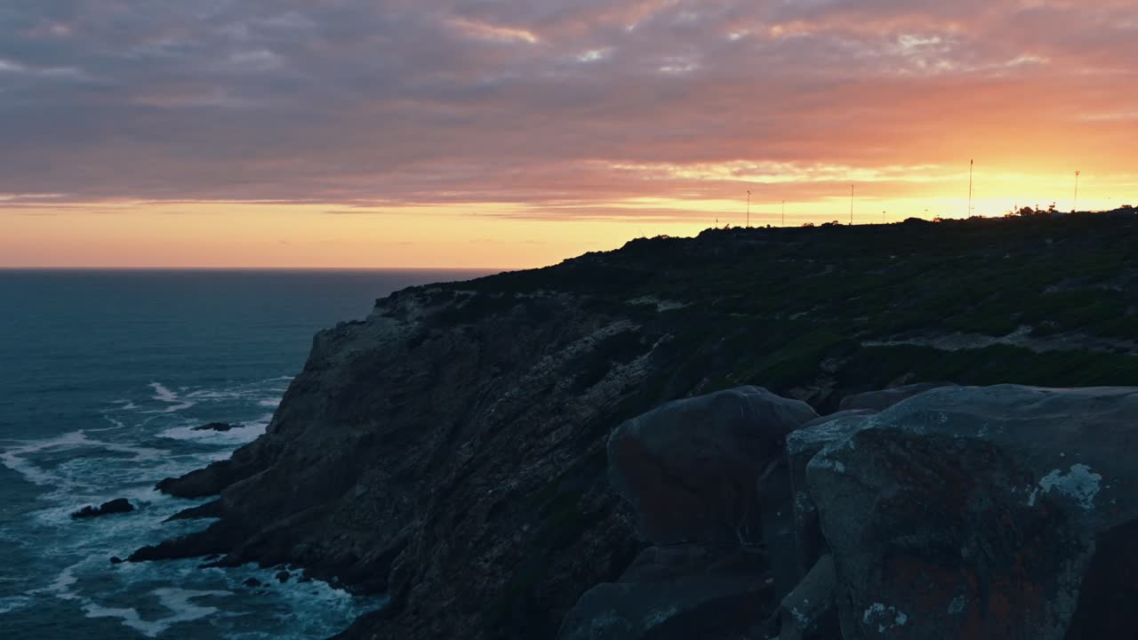 el lapso de tiempo de la puesta de sol en la orilla del mar en mosselbay en sudáfrica