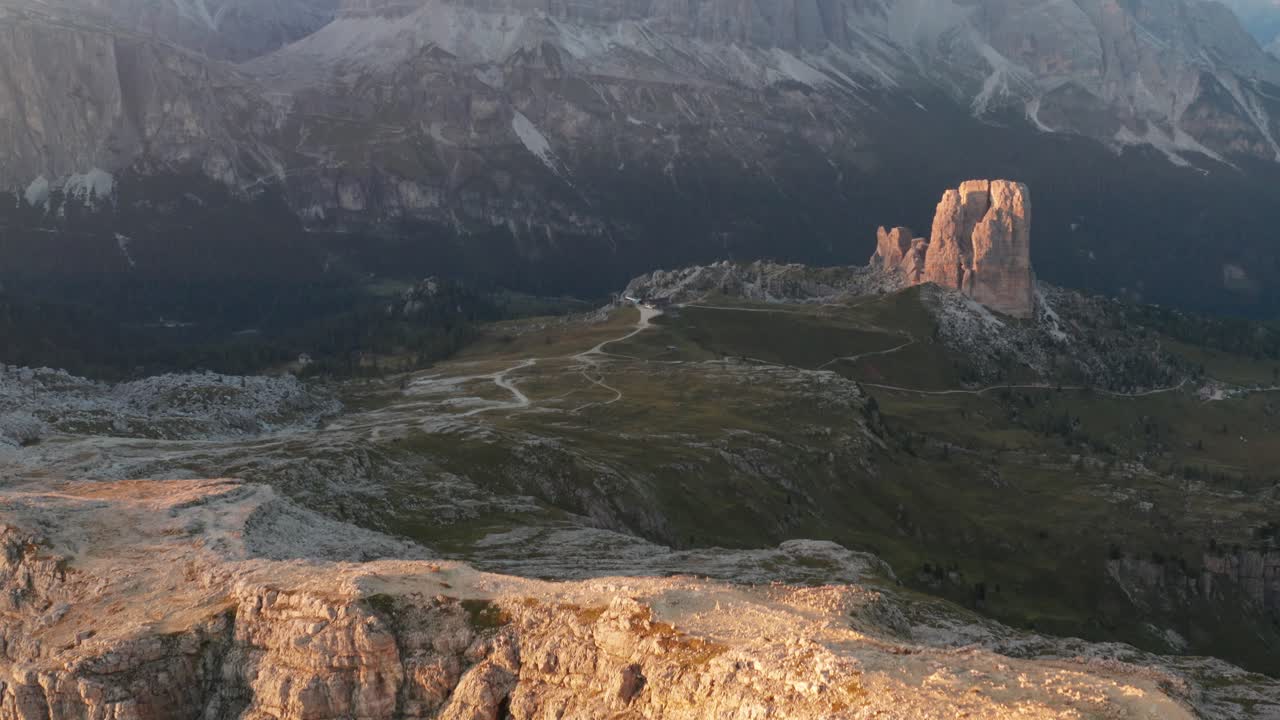 cinque torri resaltado por el sol debajo de la imponente tofana di rozes, dolomitas