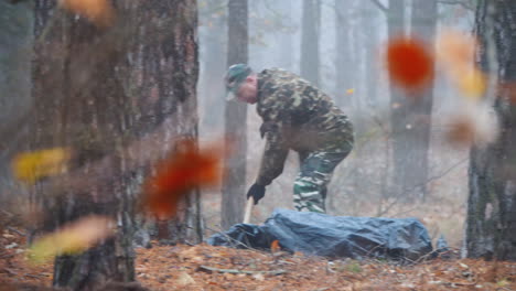 un criminal excava el cuerpo de su víctima en el bosque