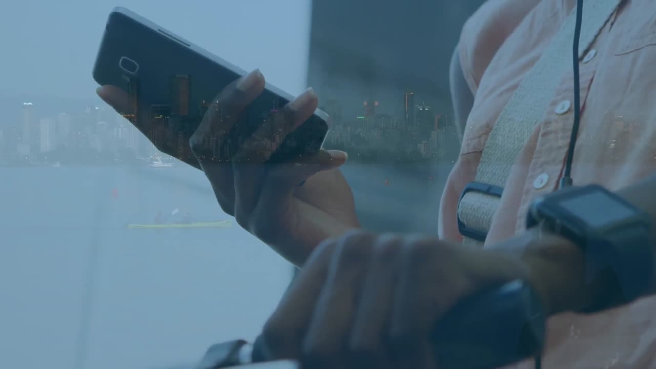 animación de un hombre usando un teléfono inteligente sobre el paisaje urbano