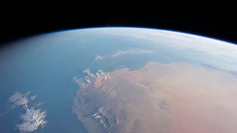 La-Estación-Espacial-Internacional-Vuela-Sobre-La-Tierra-Mientras-El-Día-Se-Convierte-En-Noche