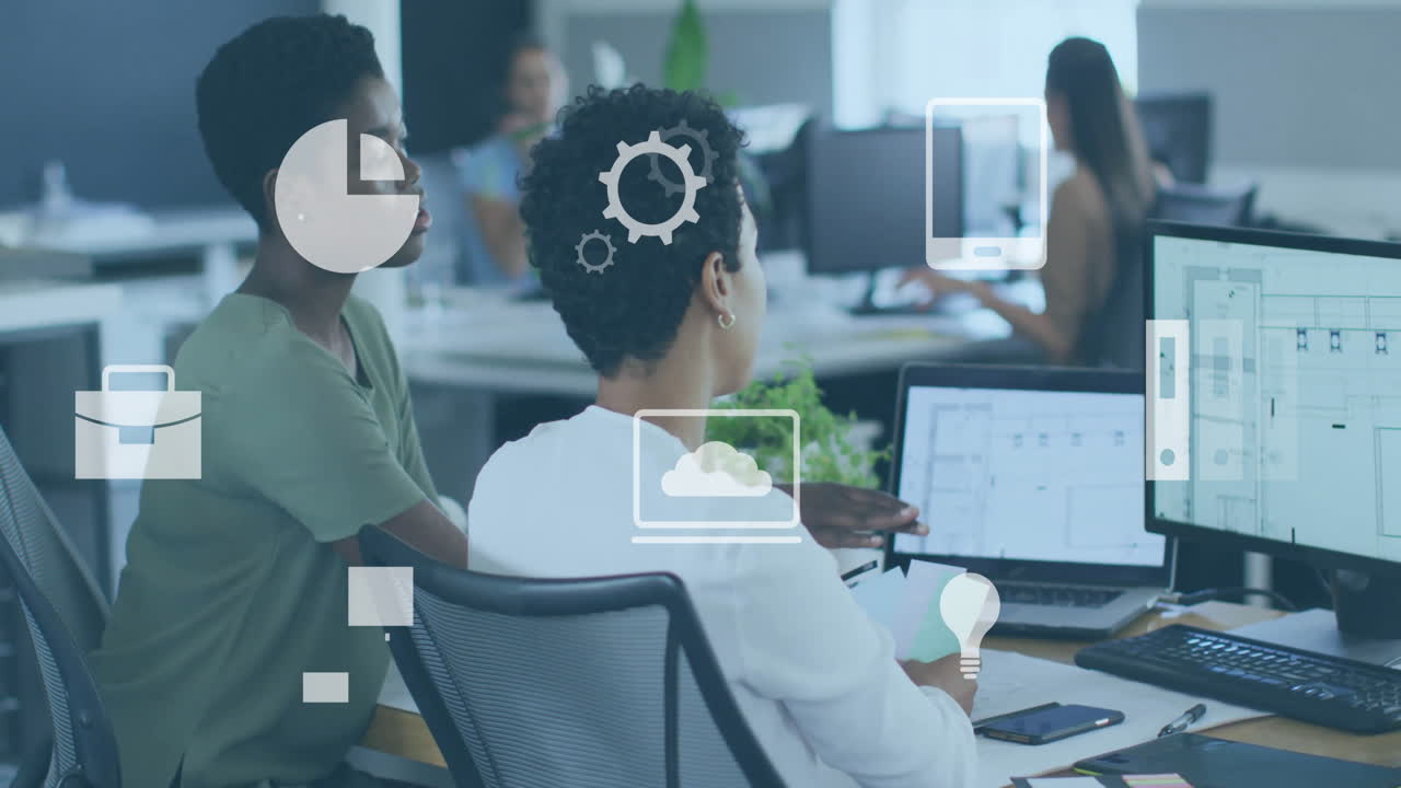 animación de iconos de negocios sobre diversos profesionales que trabajan en computadoras en la oficina