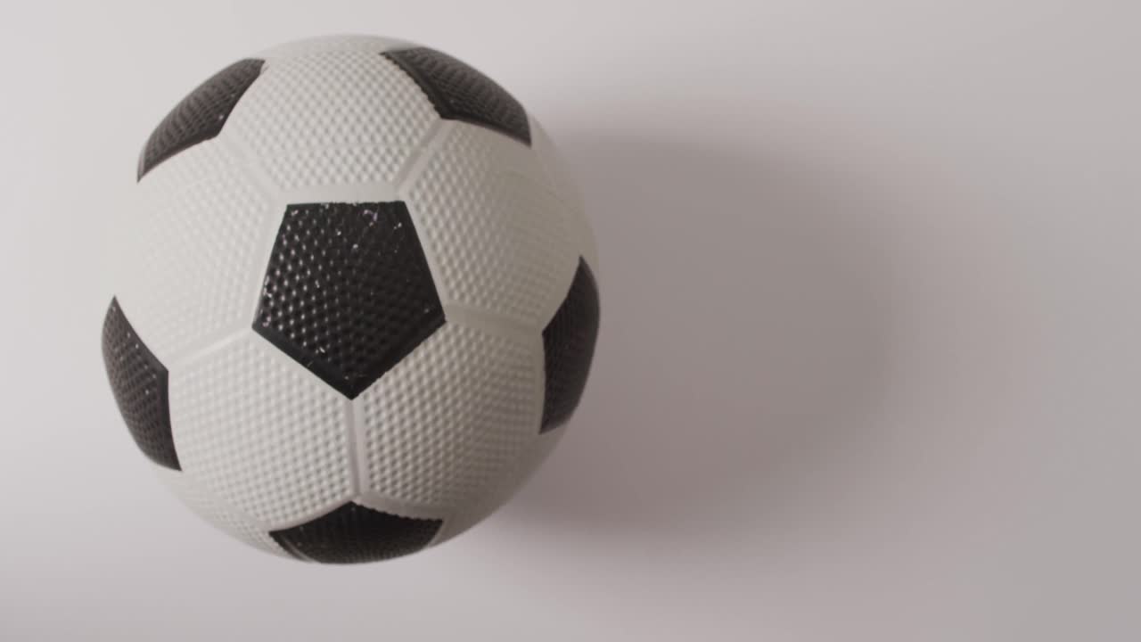 Animazione di un pallone da calcio su sfondo bianco con spazio per il testo.