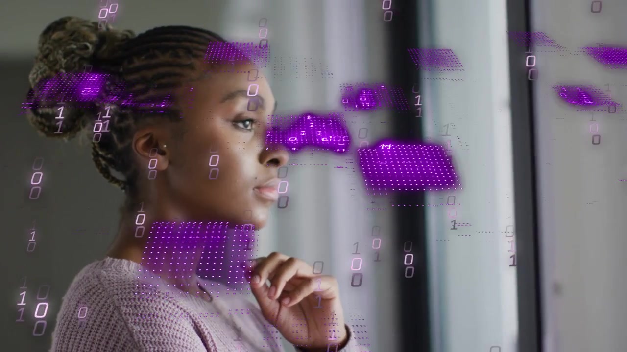 Donna che guarda fuori dalla finestra, con la telecamera in movimento, sovrapposizione digitale viola che avvolge e poi svanisce, mostrando tecnologia.