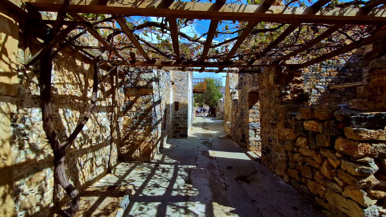 Spinalonga è un'isola disabitata e una popolare attrazione turistica a Creta, Grecia, con rovine di una fortezza veneziana.