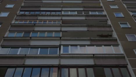 balcones y ventanas de grises edificios residenciales de arquitectura de la época de la antigua urss