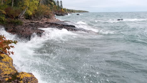 Grandes-Olas-En-La-Costa-Del-Lago-Superior