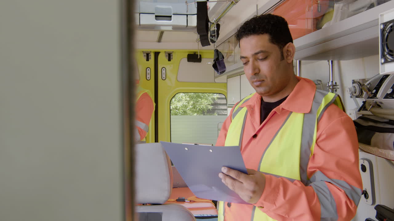 구급차에 두 명의 의료 보조원이 있습니다 4