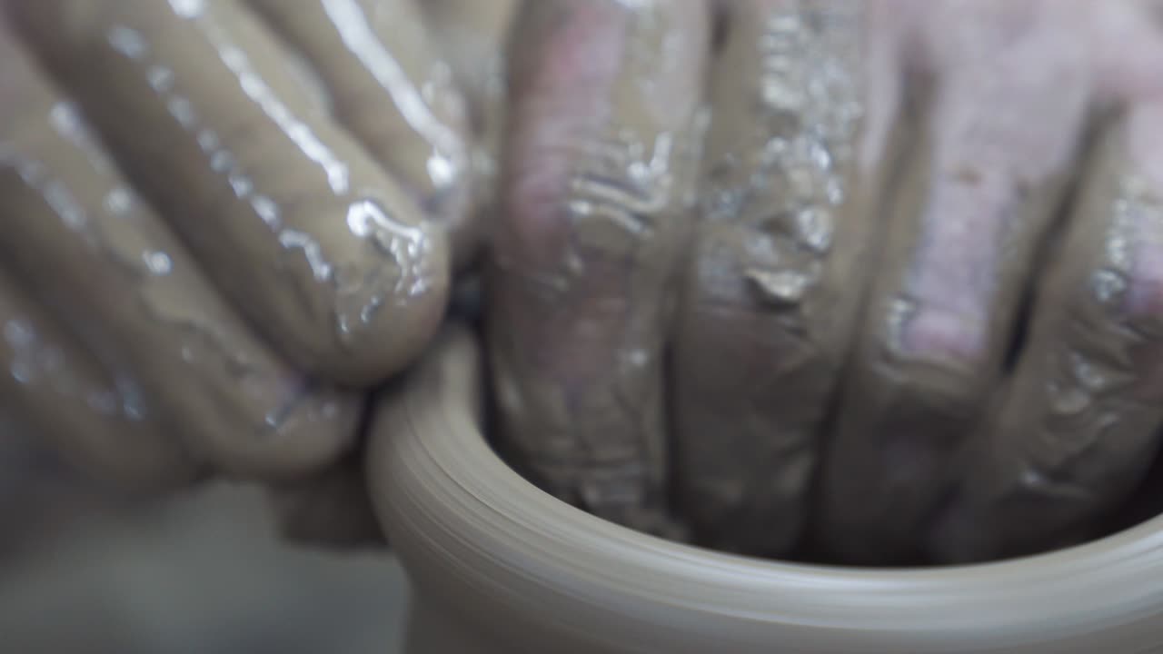 도자기를 만드는 도자기의 손, 도자기 생산 개념, 주식 영상, 화장실에서 조각가 남자의 손, 꽃병이나 꽃병을 만드는 것.