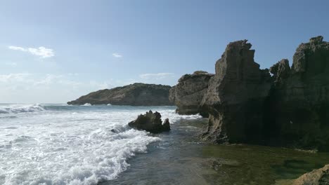 Volando-A-Través-De-Acantilados-Rocosos-En-La-Costa