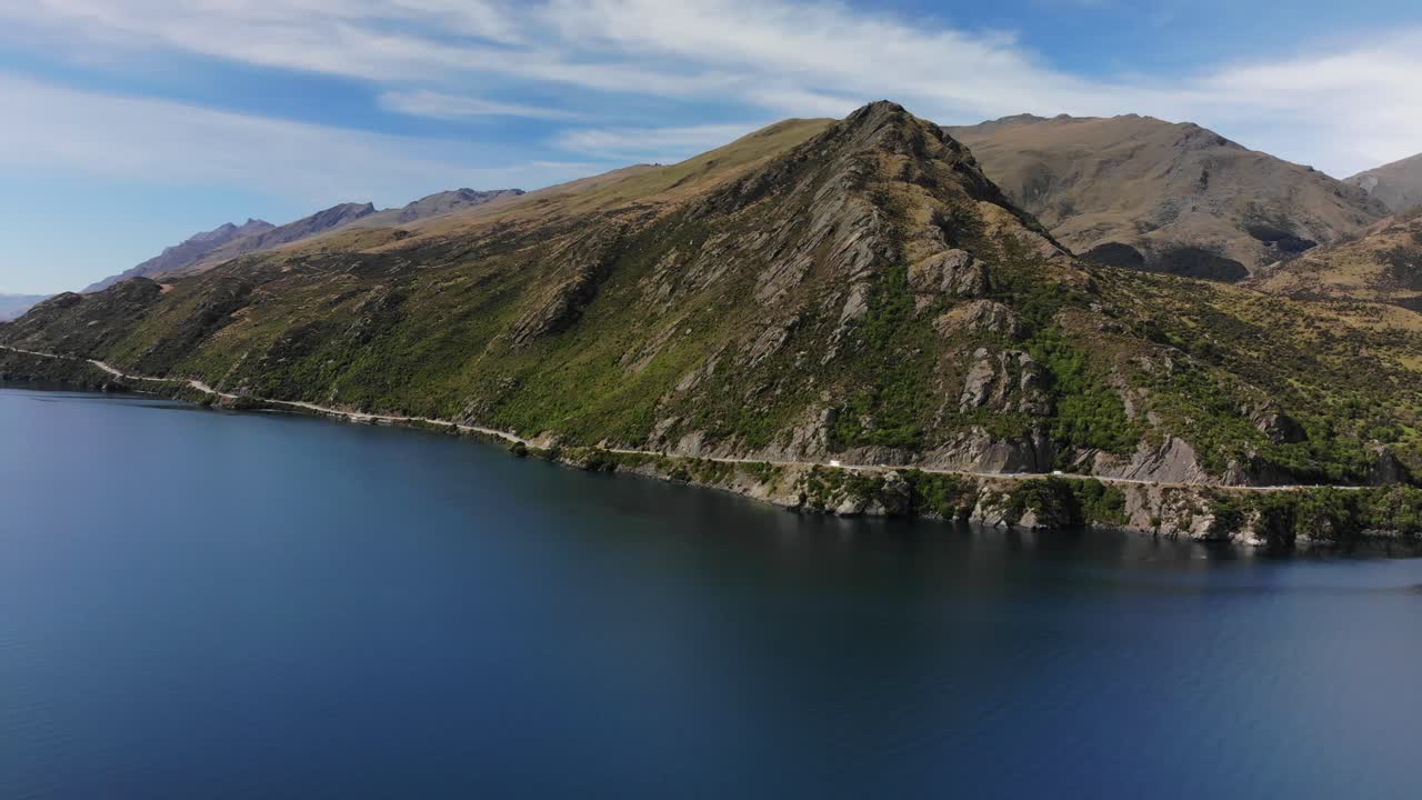 впечатляющая извилистая дорога на берегу озера