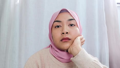 Female-Student-Visibly-Bored-Whilst-Looking-Directly-into-Camera-During-Remote-Lecture