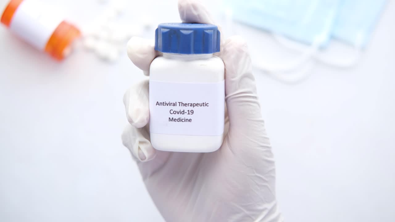 medicamento antiviral para la covid-19 en la mano