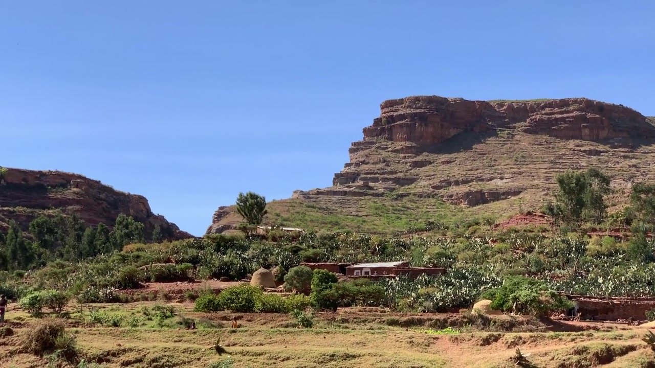 Case tradizionali e terrazzamenti in un vasto canyon sotto un cielo azzurro terso in Tigray, Etiopia