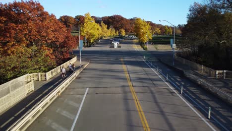 Eine-Herbstliche-Luftaufnahme-Aus-Einem-Niedrigen-Winkel-Von-Der-Schenley-Brücke-Im-Oakland-Viertel-Von-Pittsburgh