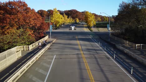 Una-Vista-Aérea-Otoñal-De-ángulo-Bajo-Del-Puente-Schenley-En-El-Distrito-De-Oakland-De-Pittsburgh