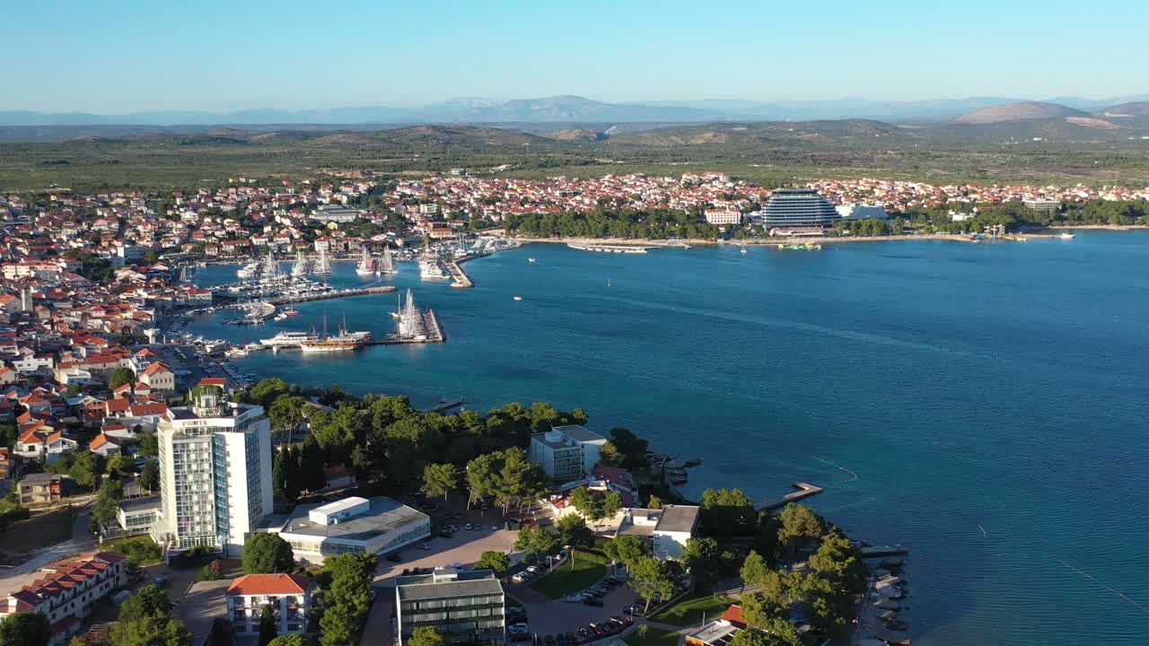resorts turísticos en la ciudad de vodice, increíble costa turquesa en la costa adriática en croacia - toma aérea de drones