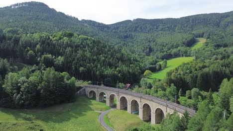 Semmeringbahn,-Weltkulturerbe-Der-Unesco-In-Österreich,-Gefilmt-Von-Oben-Mit-Einer-Drohne-In-4K,-Umgeben-Von-Wald