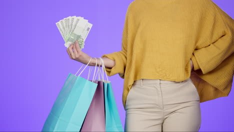 bolsa de compras, dinero y venta al por menor con las manos de la mujer