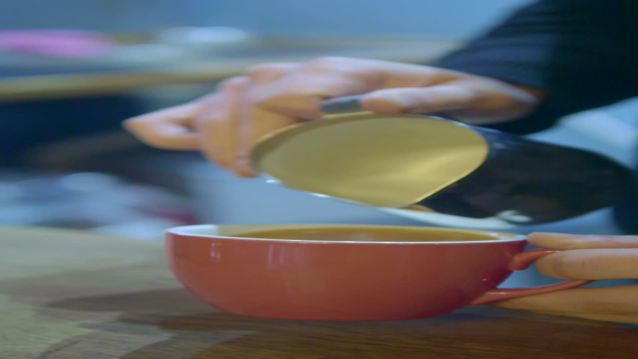 라테 아트를 만드는 바리스타