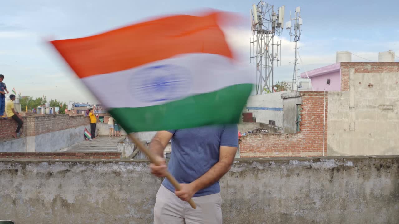 인도  ⁇ 발을 들고 있는 인도인