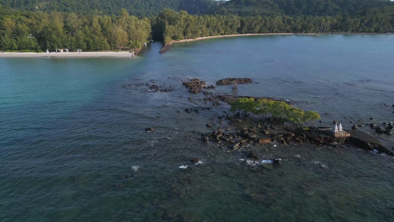 작은 사원 이 있는 해외 섬