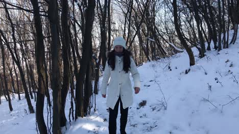 Mujer-Perdida-Caminando-Sola-En-Una-Montaña-Nevada-Durante-El-Invierno