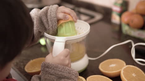 一人で朝食の作り方を学ぶ子供のショットを押し込む