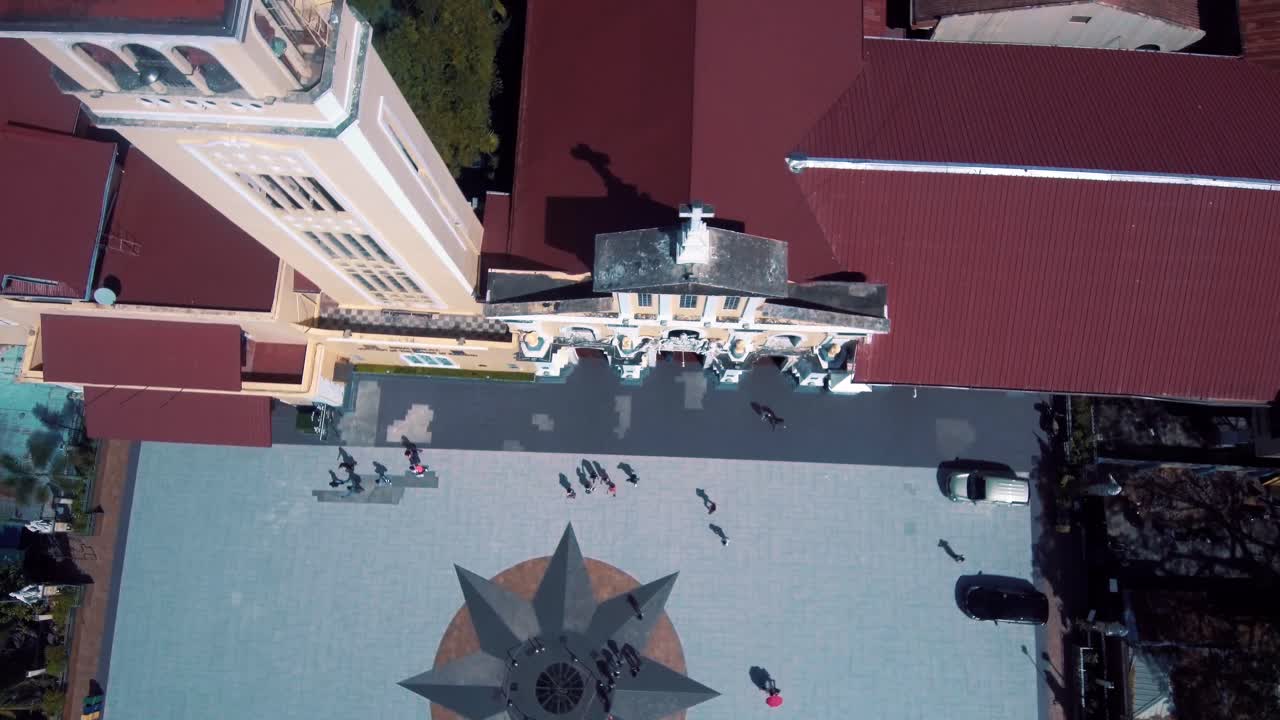 toma aérea de drones de nuestra señora del santísimo rosario de la iglesia de manaoag en pangasinan