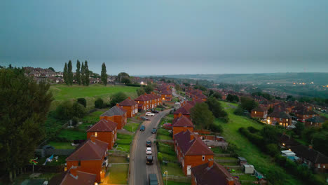 explore la famosa finca del consejo de dewsbury moor en el reino unido a través de un video capturado por un avión no tripulado, que muestra viviendas urbanas de propiedad del consejo, casas adosadas de ladrillo rojo y el telón de fondo industrial de yorkshire