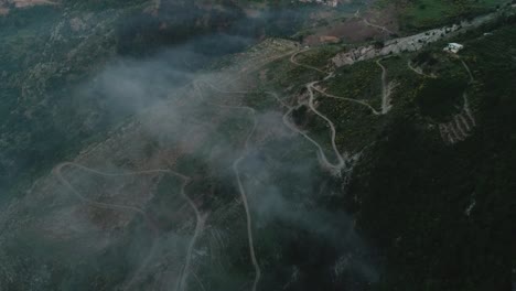 toma aérea de drones de la carretera de la ladera ventosa en las zonas rurales del líbano