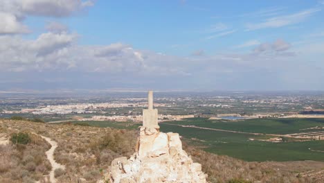hito de la escotera en la ruta de senderismo mediterránea cerca de algorfa, españa