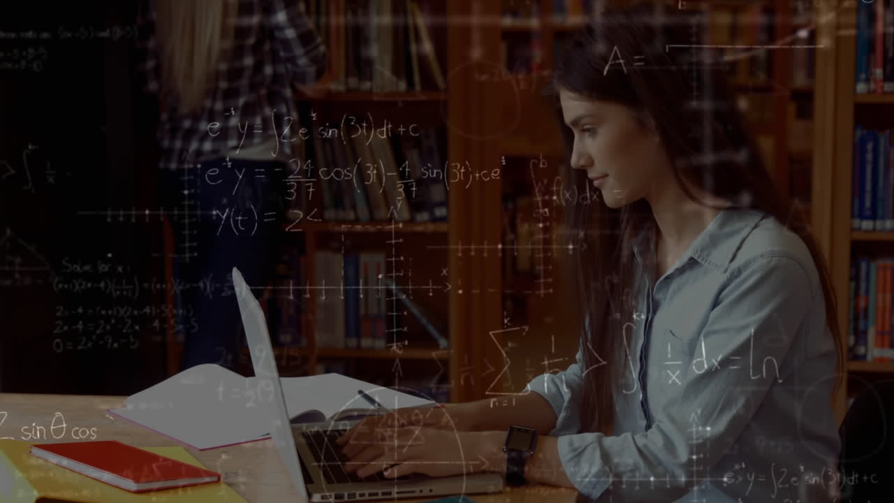 animación de una mujer trabajando en su computadora portátil en la biblioteca contra cálculos