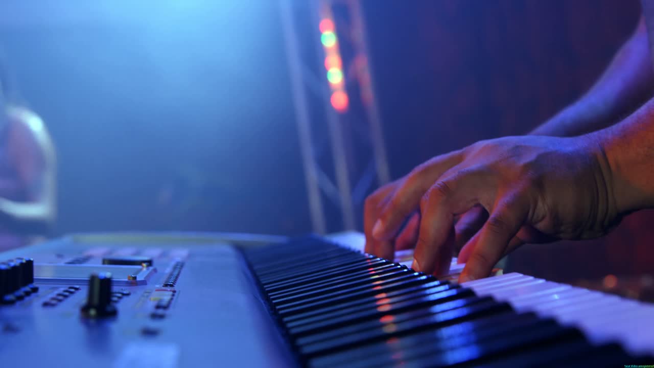 banda actuando en el escenario 4k