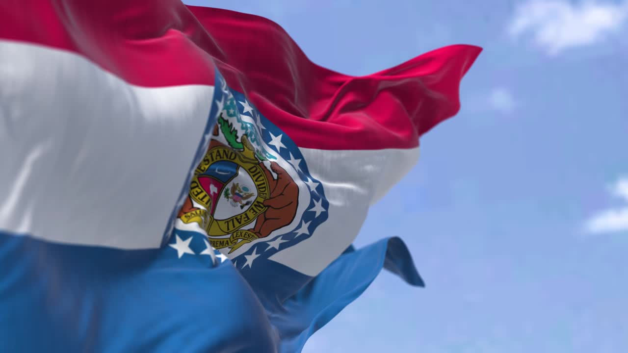 미주리 주 국기가 바람에 흔들리고 있다.