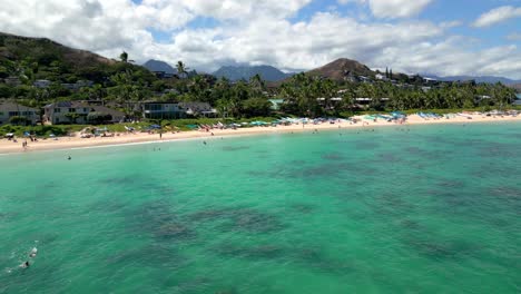 Vista-Panorámica-De-La-Playa-Tropical-Con-Turistas-En-Oahu,-Hawaii---Disparo-De-Drone