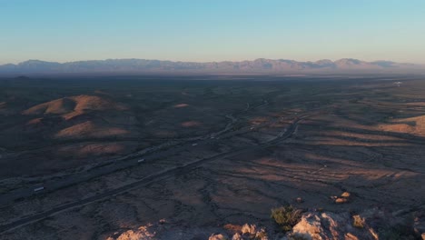 Un-Hermoso-Video-Cinematográfico-De-Paisaje-Aéreo-De-4k-Filmado-Durante-La-Puesta-De-Sol