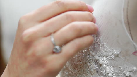 diseñador de moda de primer plano para novias en su estudio alfileres agujas encaje vestido de novia. costurera crea un vestido de novia exclusivo. seguro con alfileres y agujas contorno. pequeña empresa privada