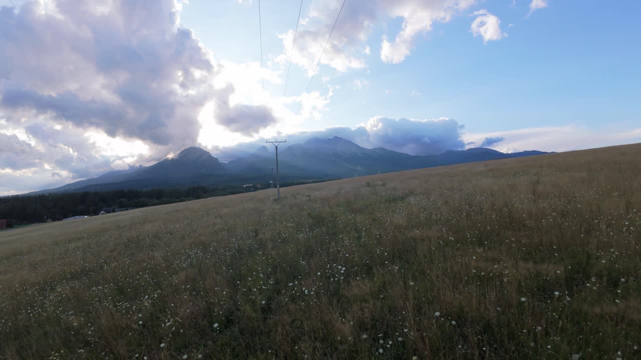 슬로바키아의 높은 타트라 산맥에서 잔디가 있는 바위 지역 위를 날아다니는 fpv