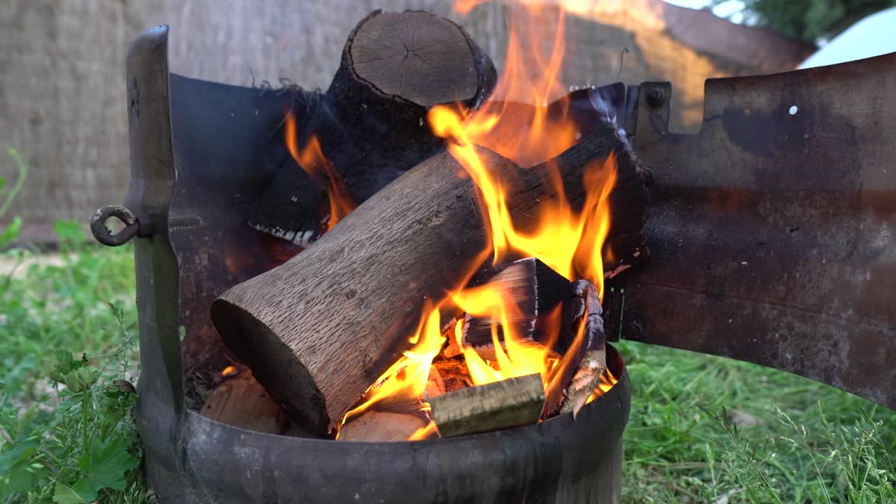 llamas de fuego en troncos de barbacoa caseros encendidos