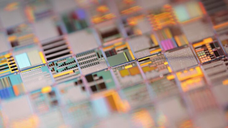 Primo piano di un wafer a semiconduttore in silicio. In elettronica, un wafer, chiamato anche slice o substrato, è una sottile fetta di semiconduttore, un silicio cristallino, utilizzato per la fabbricazione di circuiti integrati