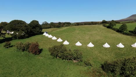 Filmación-Aérea-De-Carpas-De-Campana-De-Lujo-En-El-Campo-Galés-4