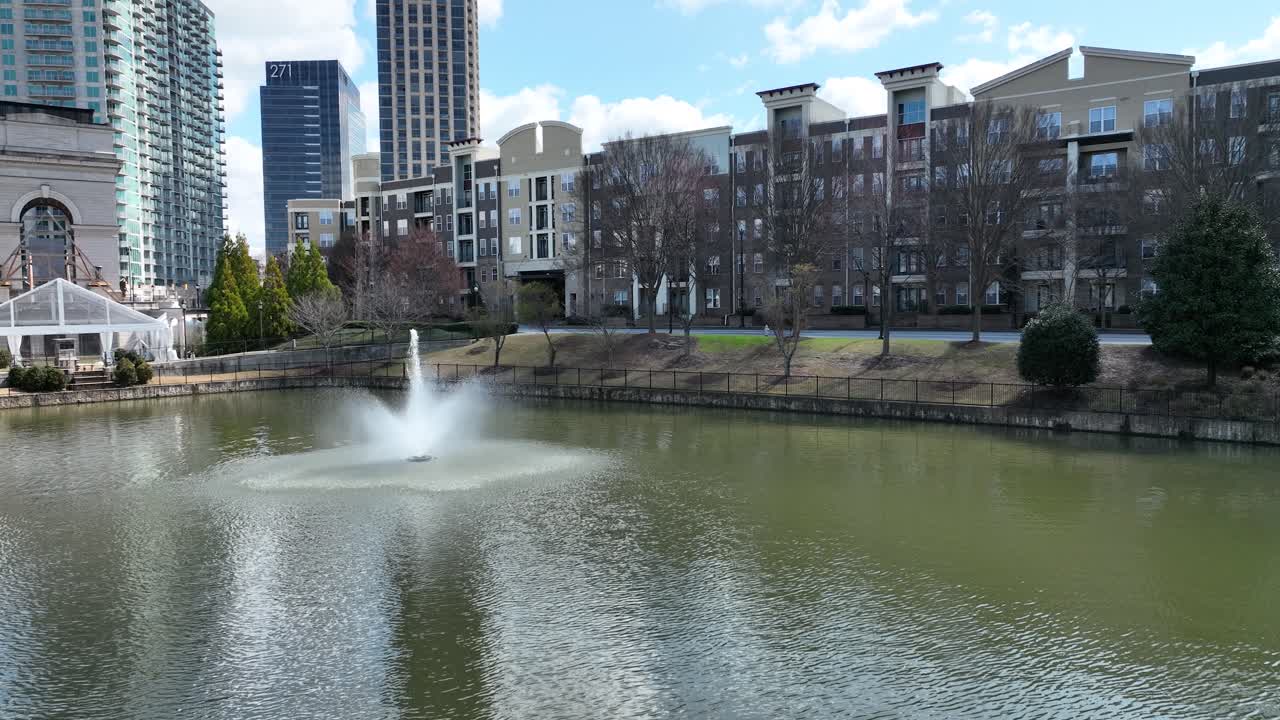 배경에 건물과 함께 물 분수 애틀랜틱 스테이션 애틀랜타 조지아