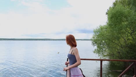 una mujer relajándose junto al lago.